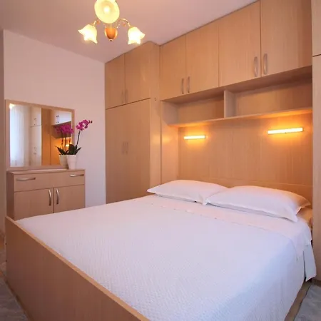 In Porec/istrien 10417 شقة *